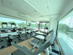 春武里GEEN Hotel Chonburi的健身房设有跑步机、椭圆机和窗户