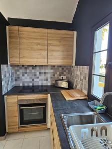 卡勒达德福斯特Casa Azul Montecastillo L7的一个带木制橱柜和水槽的厨房