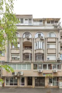布尔加斯Стаи за гости ПИРОТСКА 39的公寓大楼设有窗户和空调。