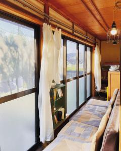玉野市虎所里特旅馆的客房设有床和窗户。