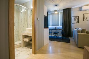 塞萨洛尼基marizas luxury suites #2的客厅旁设有带步入式淋浴间的浴室