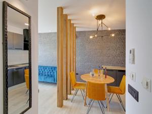 杜布罗夫尼克Luxury Amarin Apartment的用餐室以及带桌子和黄色椅子的厨房