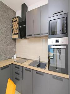杜布罗夫尼克Luxury Amarin Apartment的厨房配有水槽和微波炉