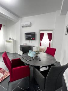 苏恰瓦Cozy Aparthotel - Central City Suceava的客厅配有带笔记本电脑的桌子
