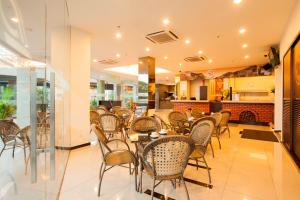 吉隆坡LEO快捷酒店 的餐厅内带桌椅的用餐室