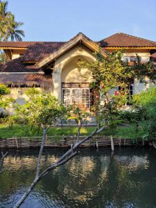 特特巴图Les Rizieres Lombok - Tetebatu的前面有池塘的房子