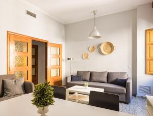 瓦伦西亚Macflats Valencia Puerto的客厅配有沙发和桌子