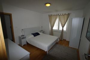 博维茨Chalet Alpina的卧室配有白色的床和窗户。