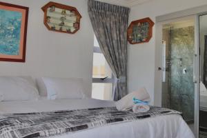 乌旺戈海滩laguna la Crete 98的一间卧室设有一张床和一个玻璃门