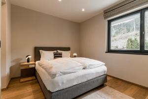 格英Mountain View Chalet Going的一间卧室设有一张大床和一个窗户。