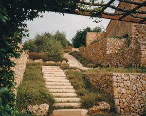 阿尔塔Es Racó d´Artà的石墙花园中的石路