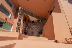 海若克利欧Sartori Concept Hotel的一只猫从房子的楼梯上走下