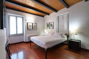 贝拉吉奥Nenè-Il Vicolo Apartments and Rooms的一间卧室设有一张床和一个窗口
