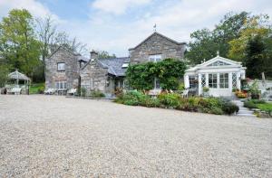 拉腊Luxury Country House Glendalough Wicklow的一座带车道的大型石屋