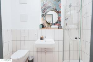 明斯特City-Studio im Innenhof mit Boxspring-Bett und Community-Raum的一间带水槽、卫生间和镜子的浴室