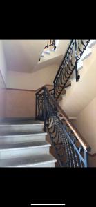 梅纳焦Zippity Doo Dah - Menaggio Home - Como Lake的建筑物内带有金属栏杆的楼梯