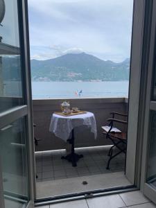 梅纳焦Zippity Doo Dah - Menaggio Home - Como Lake的海景阳台上的桌子