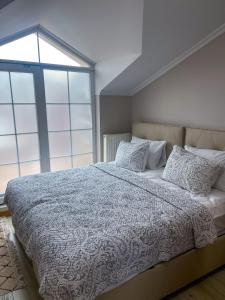 伊斯坦布尔Super value的一间卧室设有一张大床和一个大窗户