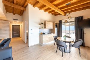 利莫内-苏尔加达Evo Suites Apartments的厨房以及带桌椅的用餐室。
