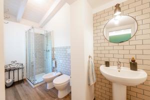 阿夸维瓦皮切纳Dimora Campo delle Mura - Charming House的一间带水槽、卫生间和镜子的浴室
