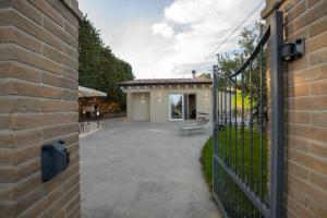 阿夸维瓦皮切纳Dimora Campo delle Mura - Charming House的通往带庭院的房屋的大门