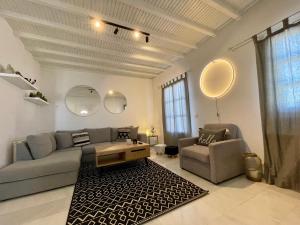 凯勒里瓦迪Infinity View Villas Mykonos的客厅配有沙发和桌子