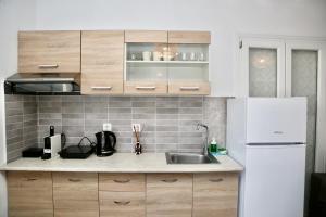 米克诺斯城Mykonos Eight的厨房配有水槽和白色冰箱