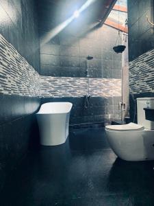高尔Jungle city Hostel的浴室配有白色浴缸和卫生间。