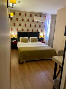 伊斯坦布尔时代皇宫酒店的一间卧室,卧室内配有一张大床