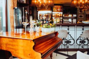 比亚韦斯托克特拉迪西亚别墅的一间木酒吧,里面装有酒杯和鲜花