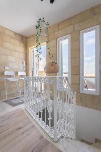 ŻejtunAuthentic Maltese 2-bedroom House with Terrace的窗户房间里白色的楼梯