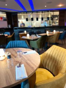 波尔图波罗Le Golfe的用餐室配有木桌和椅子