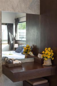 普吉镇Green Leaf Hostel的一间卧室配有一张床和一面大镜子