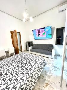 卡塔尼亚Mi casa tu casa - Guest House的带沙发和电视的客厅