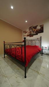 皮兰Diamond Apartment Piran FREE PARKING的一间卧室配有红色的床和红色毯子