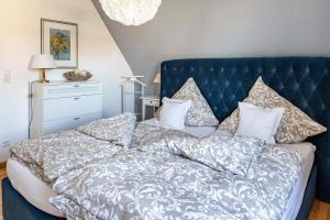 SexauFerienwohnung Trixi的一张带蓝色床头板和枕头的床