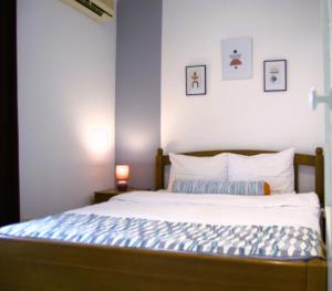 布德瓦Yeshill Apart & Studio的一间卧室配有一张蓝色墙壁的床