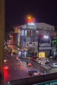 科伦坡斯里兰卡背包旅馆的享有夜间城市街道的景色,汽车