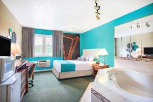 罗基希尔Howard Johnson by Wyndham Rocky Hill的酒店客房带一张床和浴缸