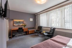 艾尔夫斯宾Hotell Villa Sparta的酒店客房配有书桌和2把椅子