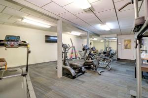 林肯Quality Inn & Suites的大楼内带跑步机和有氧器材的健身房