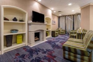 金斯波特La Quinta Inn & Suites by Wyndham Kingsport TriCities Airport的一间设有壁炉和电视的等候室