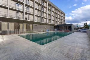 金斯波特La Quinta Inn & Suites by Wyndham Kingsport TriCities Airport的大楼前的游泳池