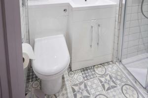 伦敦康福特茵维多利亚酒店的浴室配有白色卫生间和盥洗盆。