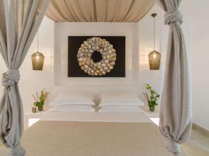 马蒂纳塔拜亚德勒扎加瑞酒店的卧室配有一张床,墙上有葡萄