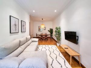 圣塞瓦斯蒂安Costa Getaria - Iberorent Apartments的客厅配有白色沙发和电视