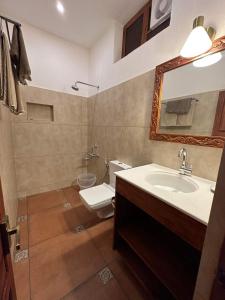 可瓦兰Buddha Beach Hotel的一间带水槽、卫生间和镜子的浴室