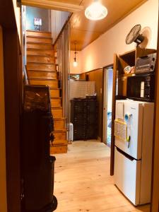 玉野市虎所里特旅馆的走廊上设有冰箱和楼梯