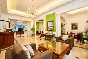 马尼拉兰花园套房的客厅配有沙发和桌子