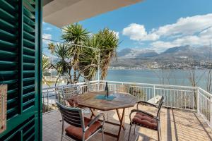 奈维斯Detached Villa with stunning views in Njivice, Montenegro的阳台配有桌椅,享有水景